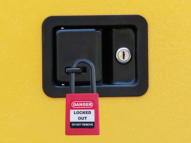 flammable cabinet's three-point linkage lock